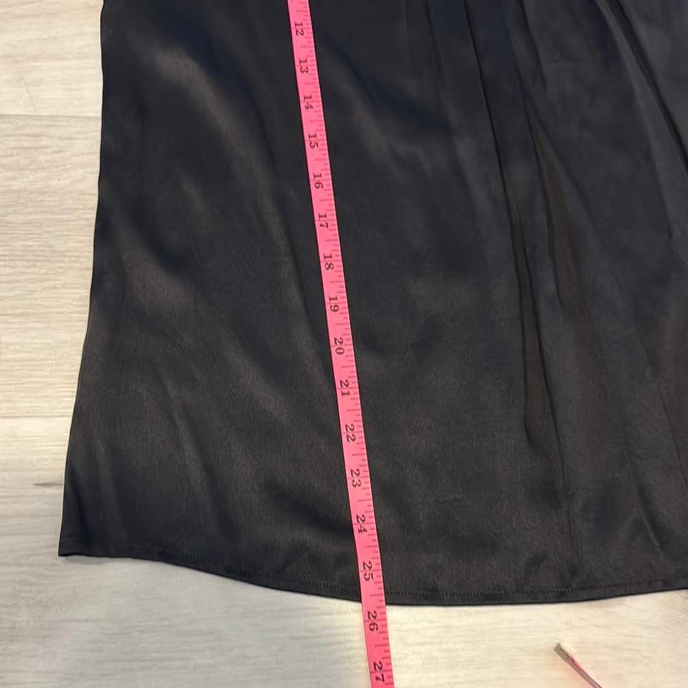 Vince NWOT Black Pleated Cap Sleeve Blouse in 97% Silk/3% Spandex. - Picture 9 of 9